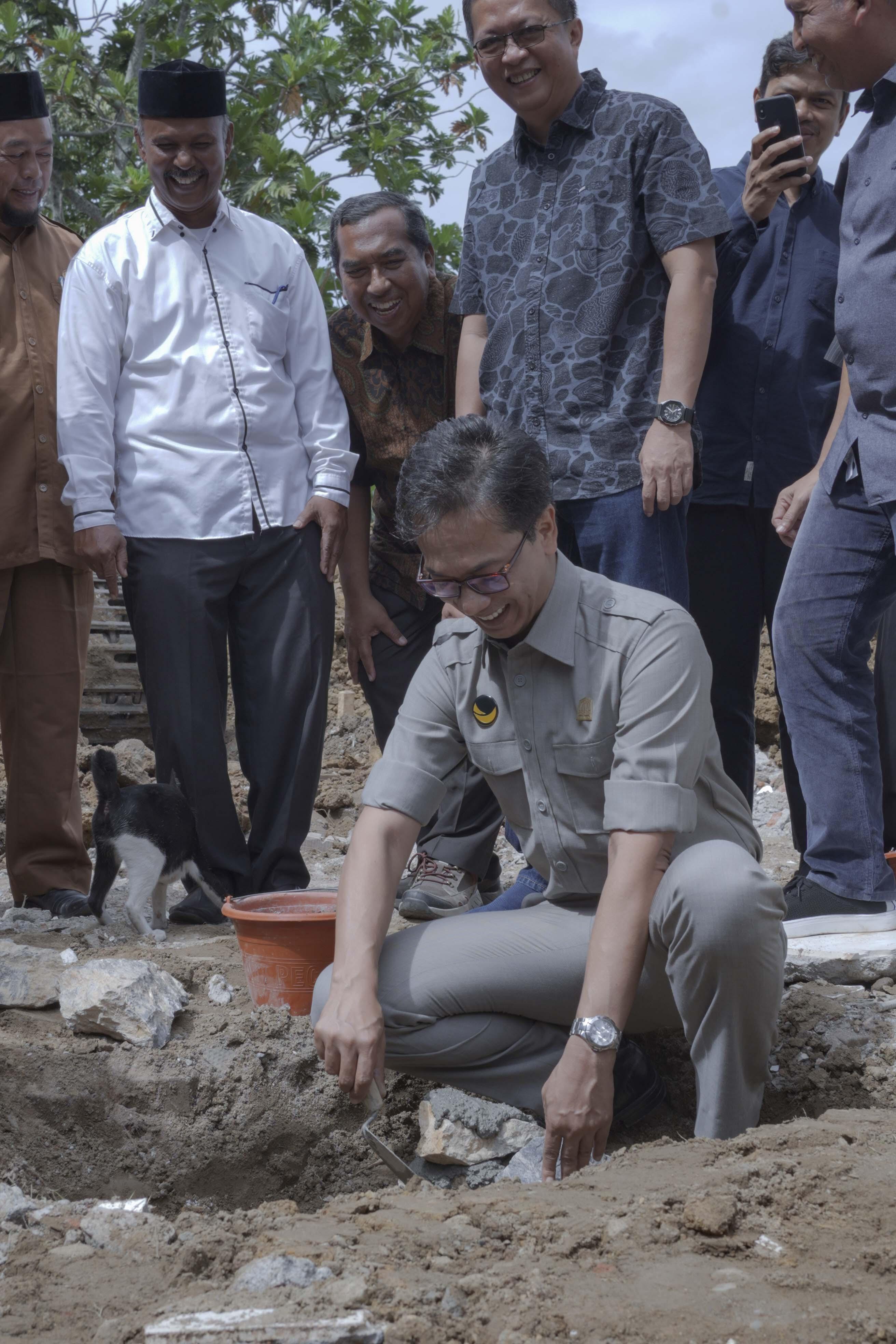 T Irwan Djohan meletakkan batu pertama pembangunan Aula Serbaguna, Desa Geuceu Komplek, Selasa (7/11/2023)
