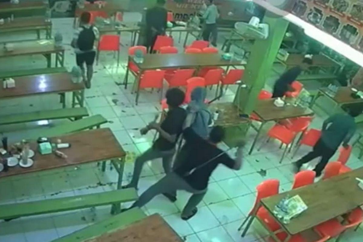 Komplotan geng motor bersenjata tajam menyerang warung mie Aceh yang berada di Jalan Besar Delitua, Kecamatan Delitua, Kabupaten Deli Serdang pada Rabu (13/11/2024) dini hari.