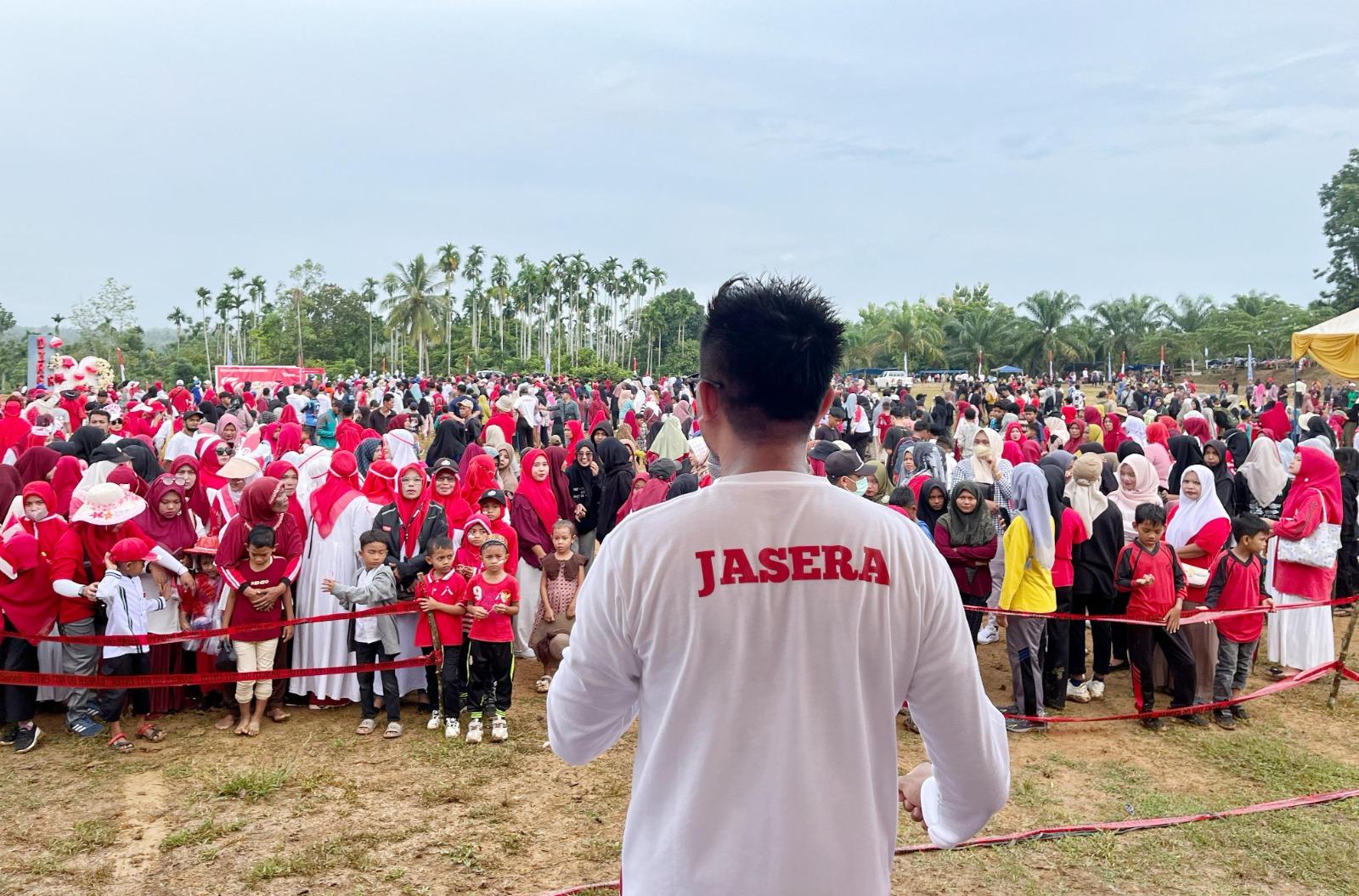 LEPAS PESERTA - Manager Field Relations & Security Block A Medco E&P Malaka, Hendarsyah dan Manager Operations Block A, Israr Saputra melepas peserta jalan sehat di Lapangan Blang Nisam, Kecamatan Indra Makmur, Aceh Timur, Minggu (26/8/2024)