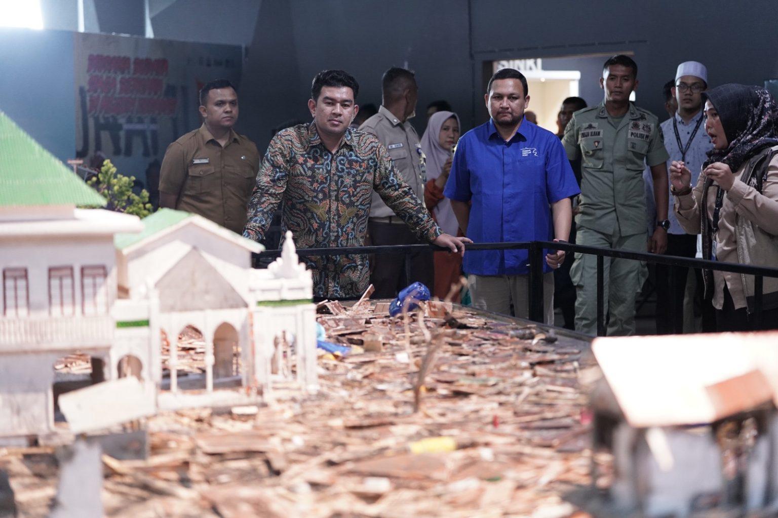 UPTD Museum Tsunami Aceh memamerkan berbagai benda peninggalan gempa dan tsunami serta pemandangan bangunan yang hancur akibat bencana dahsyat yang terjadi pada 26 Desember 2004 silam.