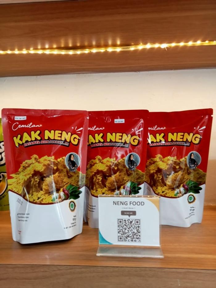 Pekerja menunjukkan peyek produksi Neng Food