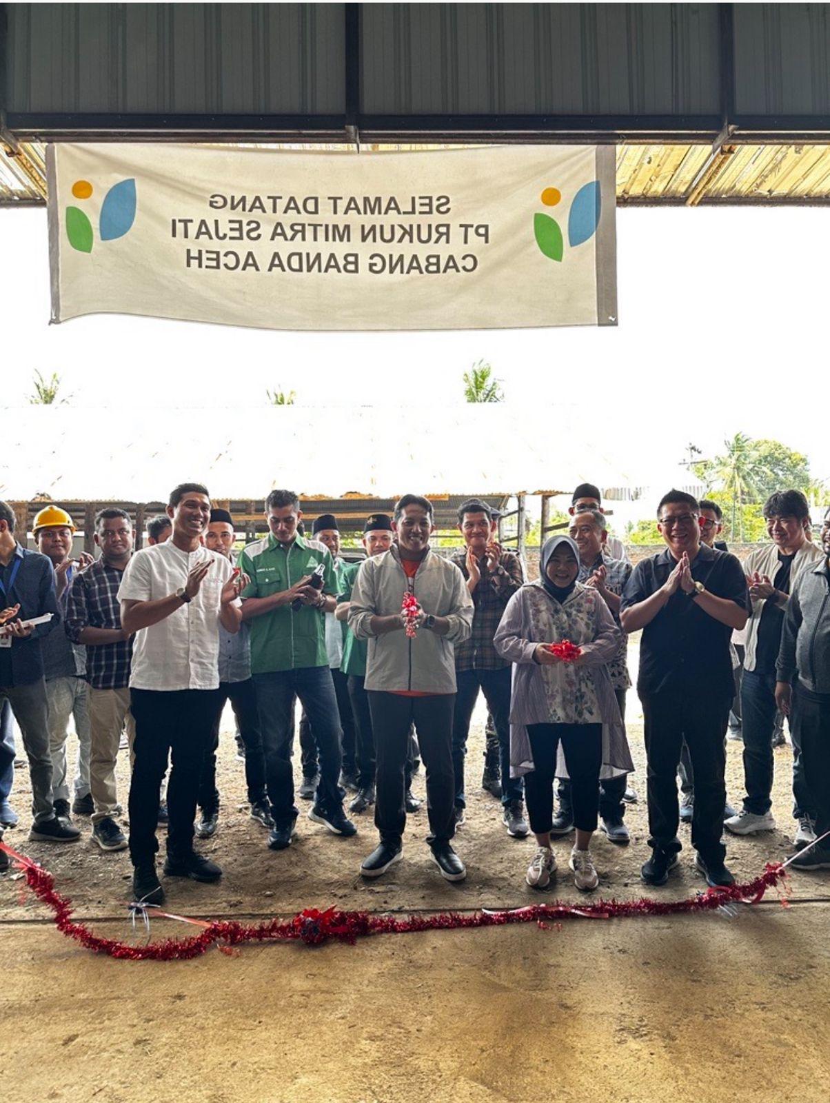 Peresmian PT Rukun Mitra Sejati oleh Lie Hendy Lianto dan Herry Ruslim bersama Direktur Corporate Affairs PT Nestlé Indonesia Sufintri Rahayu yang disaksikan oleh Ketua Umum GP Ansor Addin Jauharudin.