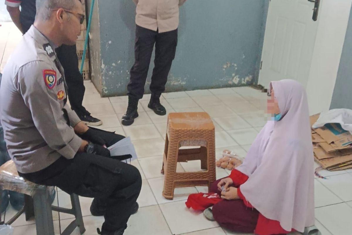 PL, seorang ibu yang nekat mencuri untuk kebutuhan makan tiga anaknya, tengah diinterogasi oleh Bhabinkamtibmas Polsek Pondok Aren.