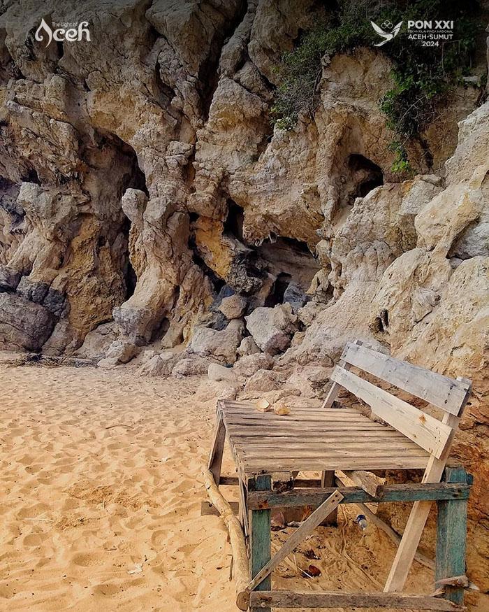 Satu sisi keindahan tebing di Pantai Lampuuk, Kecamatan Lhoknga, Kabupaten Aceh Besar.