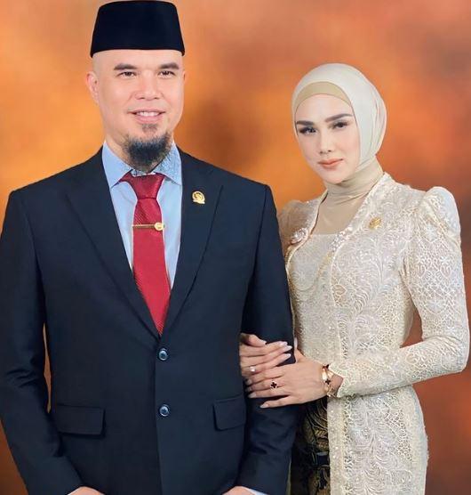 Pasangan artis Ahmad Dhani dan Mulan Jameela resmi dilantik menjadi anggota DPR RI.