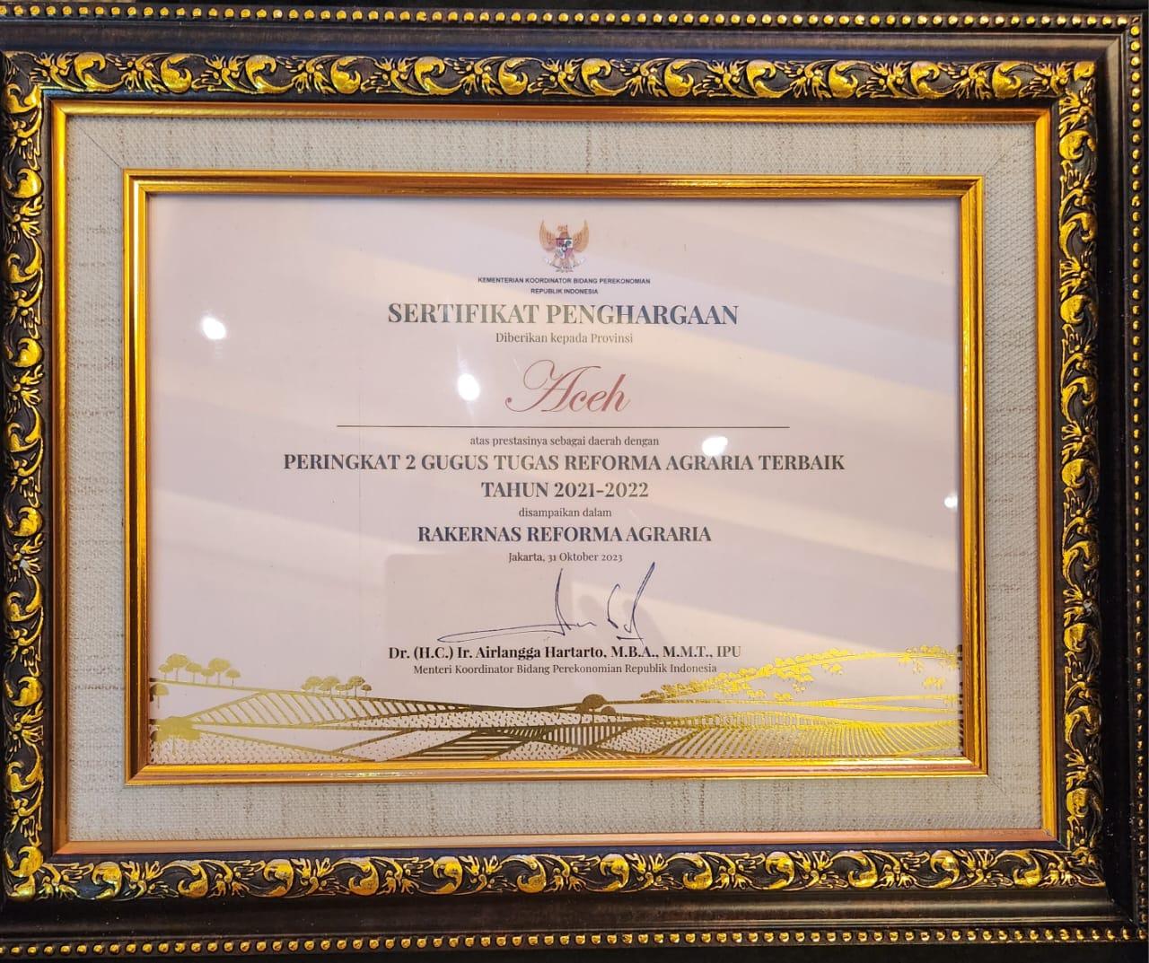 SERTIFIKAT PENGHARGAAN - Pemerintah Aceh dinobatkan sebagai juara Kedua kategori Reforma Agraria terbaik 2021-2022