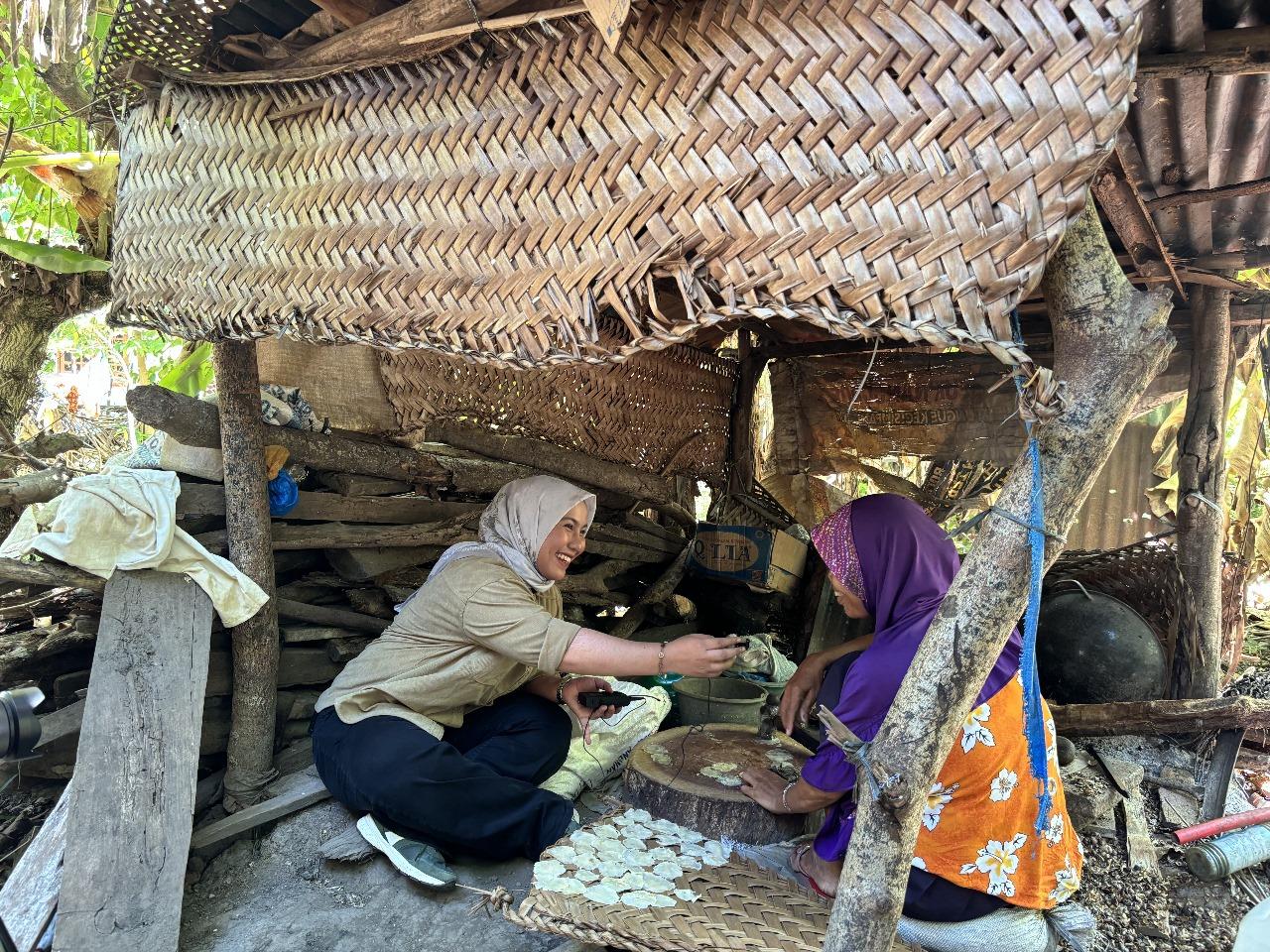 Pengrajin kerupuk mulieng tradisional di Kecamatan Mutiara, Pidie.