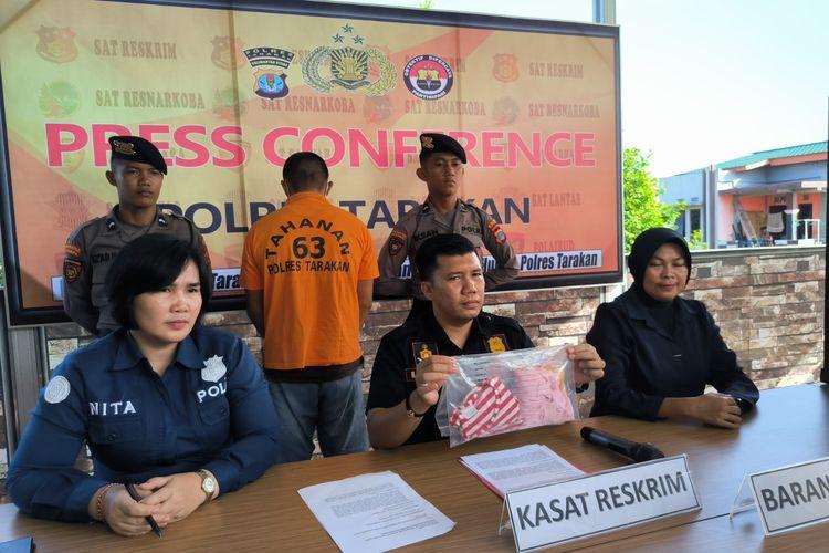 Pers rilis kasus pelecehan terhadap gadis 6 tahun di Mapolres Tarakan Kaltara. Pelaku yang merupakan paman korban tergabung dalam grup wa pornografi anak dibawah umur dan menyimpan banyak video porno anak anak(Dok.Polres Tarakan)