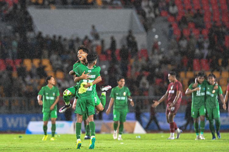 Pesepak bola Jawa Timur melakukan selebrasi setelah berhasil mengalahkan tim Aceh pada pertandingan semifinal PON XXI Aceh-Sumut 2024 di Stadion Harapan Bangsa, Banda Aceh, Aceh, Senin (16/9/2024). Jatim melaju ke babak final setelah mengalahkan Aceh dengan skor 3-2.