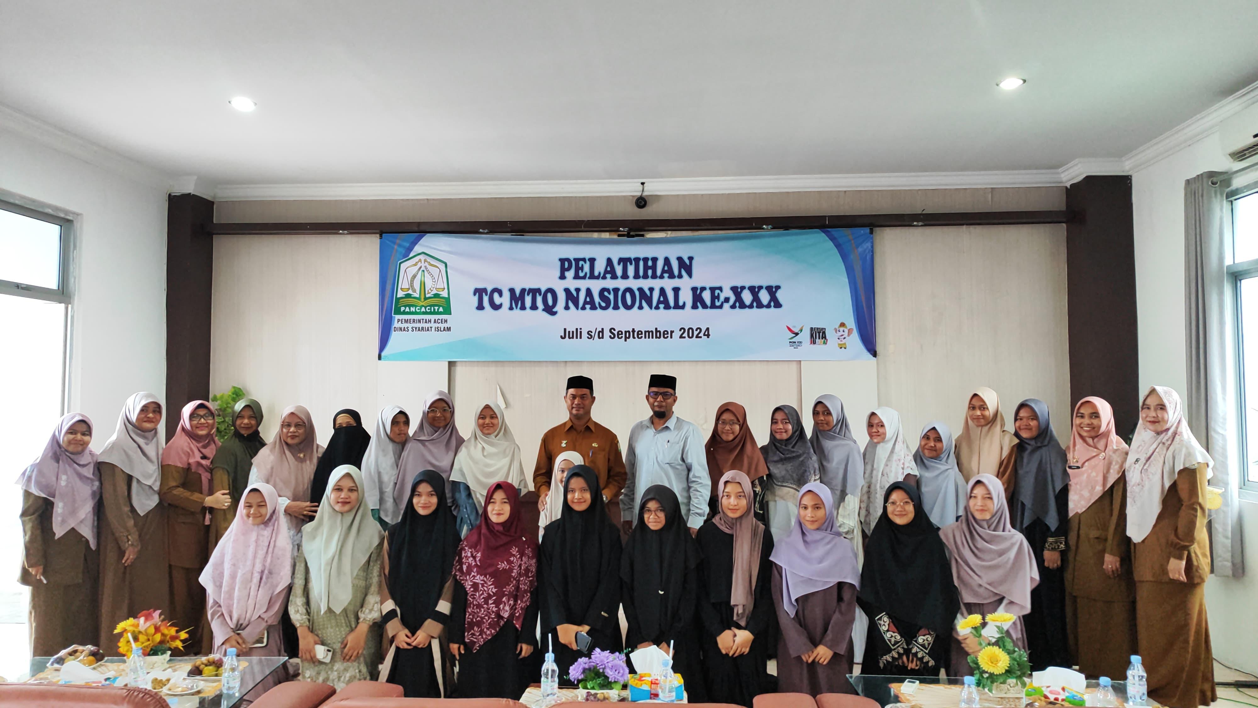 Peserta MTQ wanita foto bersama dengan Kepala Dinas Syariat Islam Aceh, Zahrol Fajri SAg MH dan Ketua LPTQ Aceh, Prof Dr Armiadi Musa MA usai membuka kegiatan Training Center (TC) peserta Musabaqah Tilawatil Quran (MTQ) Nasional XXX tahun 2024 di Gedung LPTQ Aceh, Selasa (2/7/2024).