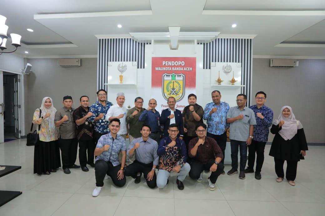 Pj Wali Kota Banda Aceh, Ade Surya ST ME beserta jajaran dan pengurus Ikatan Dokter Indonesia (IDI) Cabang Kota Banda Aceh yang dipimpin oleh dr Muntadhar SpB Sub SpPed(K) melakukan foto bersama pada Senin (22/10/2024) malam di pendopo kediaman Wali Kota.