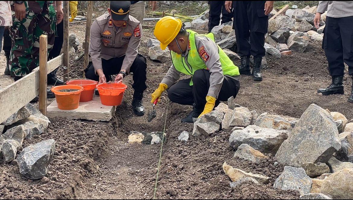 peletakan batu pertama pembangunan rumah Nyak Lambot (79) dalam rangka Hari Bhayangkara Ke-78 Tahun 2024, di Gampong Ladong, Kecamatan Mesjid Raya, Aceh Besar, Jumat (12/7/2024).