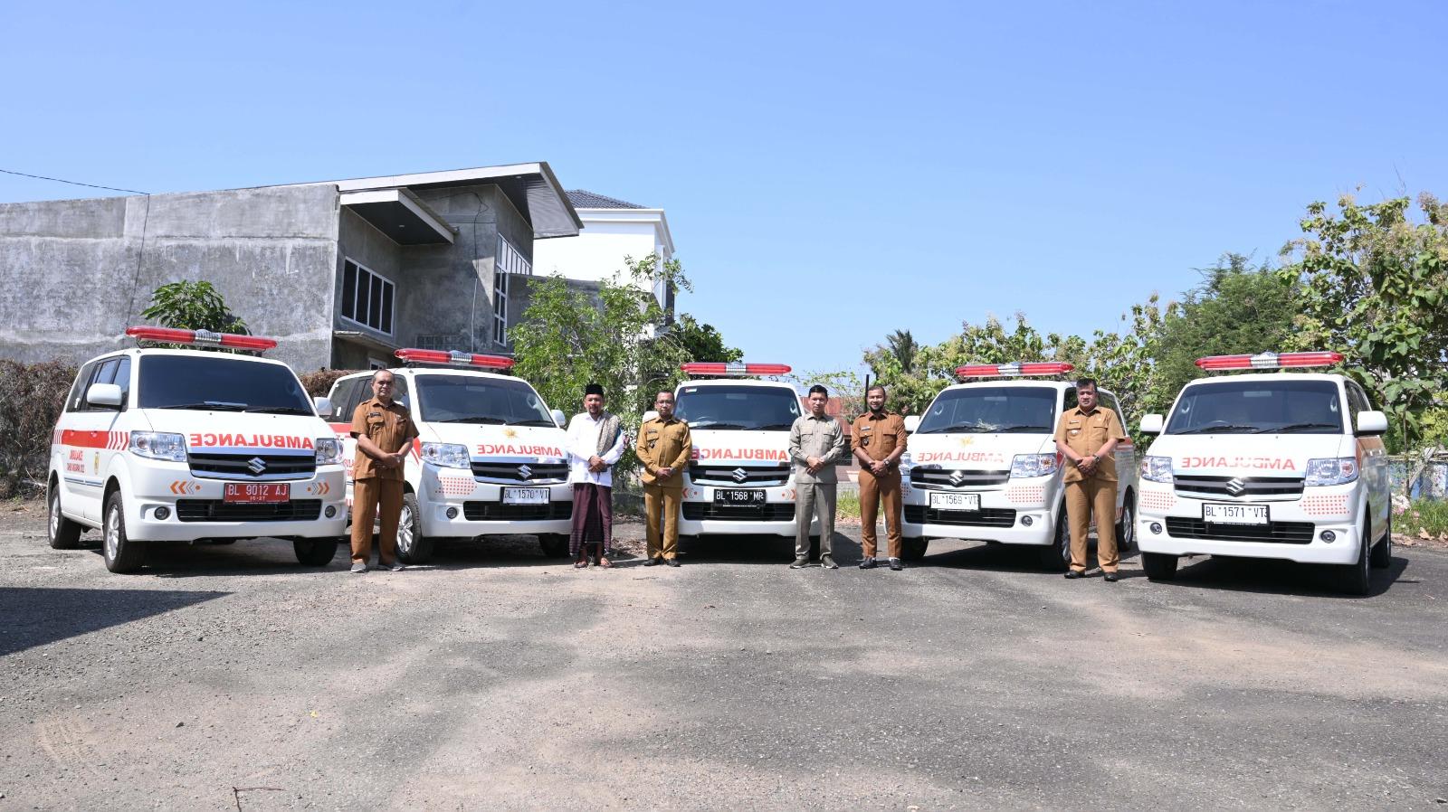 SERAHKAN AMBULANS - Ketua DPRK Banda Aceh, Farid Nyak Umar, menyerahkan ambulans ke berbagai gampong di Banda Aceh.