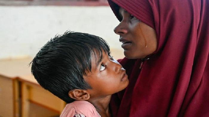 Seorang pengungsi Rohingya menangis saat mendaftarkan identitasnya kepada petugas imigrasi Indonesia di tempat penampungan sementara diLaweueng, Pidie, Kamis (29/12/2022).