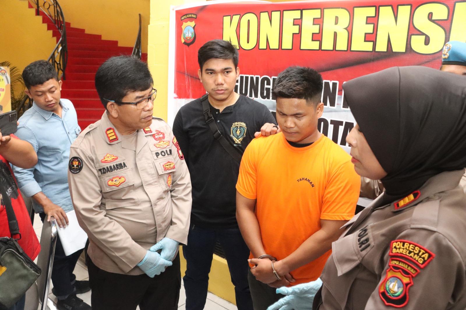Tampang Petrus Halawa (25), pelaku pembunuhan pacar sesama jenisnya, Julpen (46) di lahan kosong samping Gedung Pelayanan Publik Batam di Batam Centre pada Kamis (21/9/2023) dini hari.