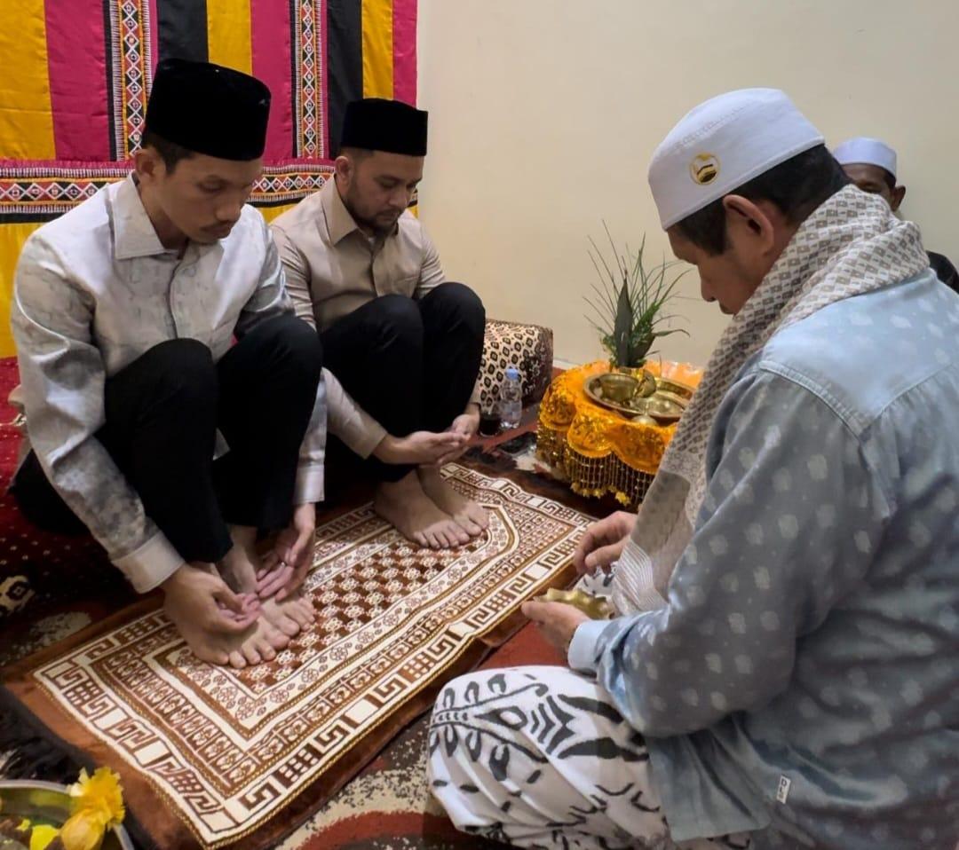 PEUSIJUEK - Pasangan Tarmizi SP-Said Fadheil
yang juga bacalon bupati dan wakil bupati Aceh Barat
di-peusijuek oleh Pimpinan Dayah Serambi Aceh, Abu
Mahmuddin, bersama dengan para ulama lainnya
yang berlangsung di dayah setempat, Desa Meunasah
Rayeuk, Kecamatan Kaway XVI, Selasa (3/9/2024).