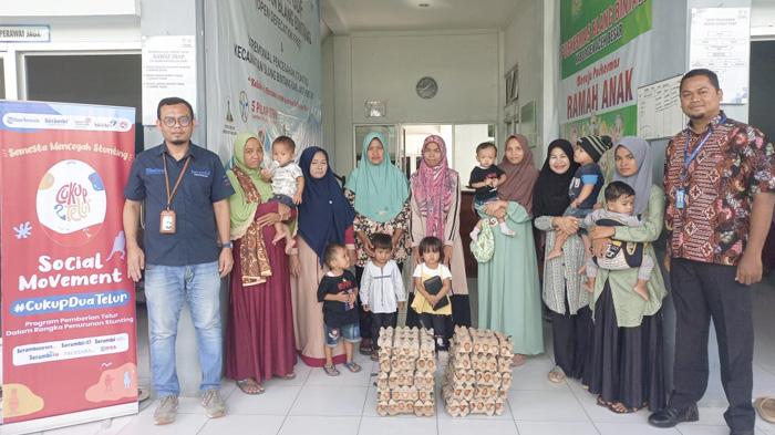 DONASI TELUR - PIC Program Semesta Cegah Stunting sekaligus Wakil Manajer Iklan Serambi Indonesia, Kurniadi Hasan menyerahkan donasi telur dari PT Telkom Indonesia yang diterima langsung Kepala Tata Usaha Puskesmas Blang Bintang, Khairul Amal SKM di Puskesmas Blang Bintang, Aceh Besar, Kamis (18/1/2024)