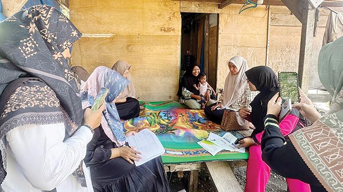 Tim Kesmas dari Dinas Kesehatan Aceh bersama staf puskemas melakukan pendataan anak yang berpotensi kurang gizi dan stunting di sebuah desa di Kota Banda Aceh. Dalam kunjungan itu juga dilakukan pengukuran lingkar lengan (lila) si anak menggunakan pita lila.