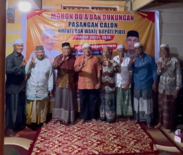 Warga Jeurat Manyang, Kecamatan Mutiara Timur, Pidie menggelar pertemuan dengan cabup H Jamaluddin atau Haji Jamal Abadi di rumah H Suryadi di Jeurat Manyang, Rabu (30/10/2024) malam