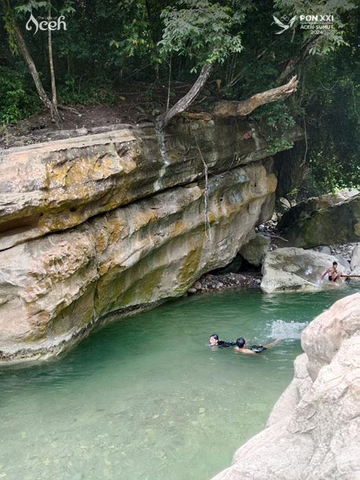 Warga menikmati air sungai di wisata alam Tui Jeuringei di Gampong Siron Tanjong, Kecamatan Padang Tiji, Pidie.