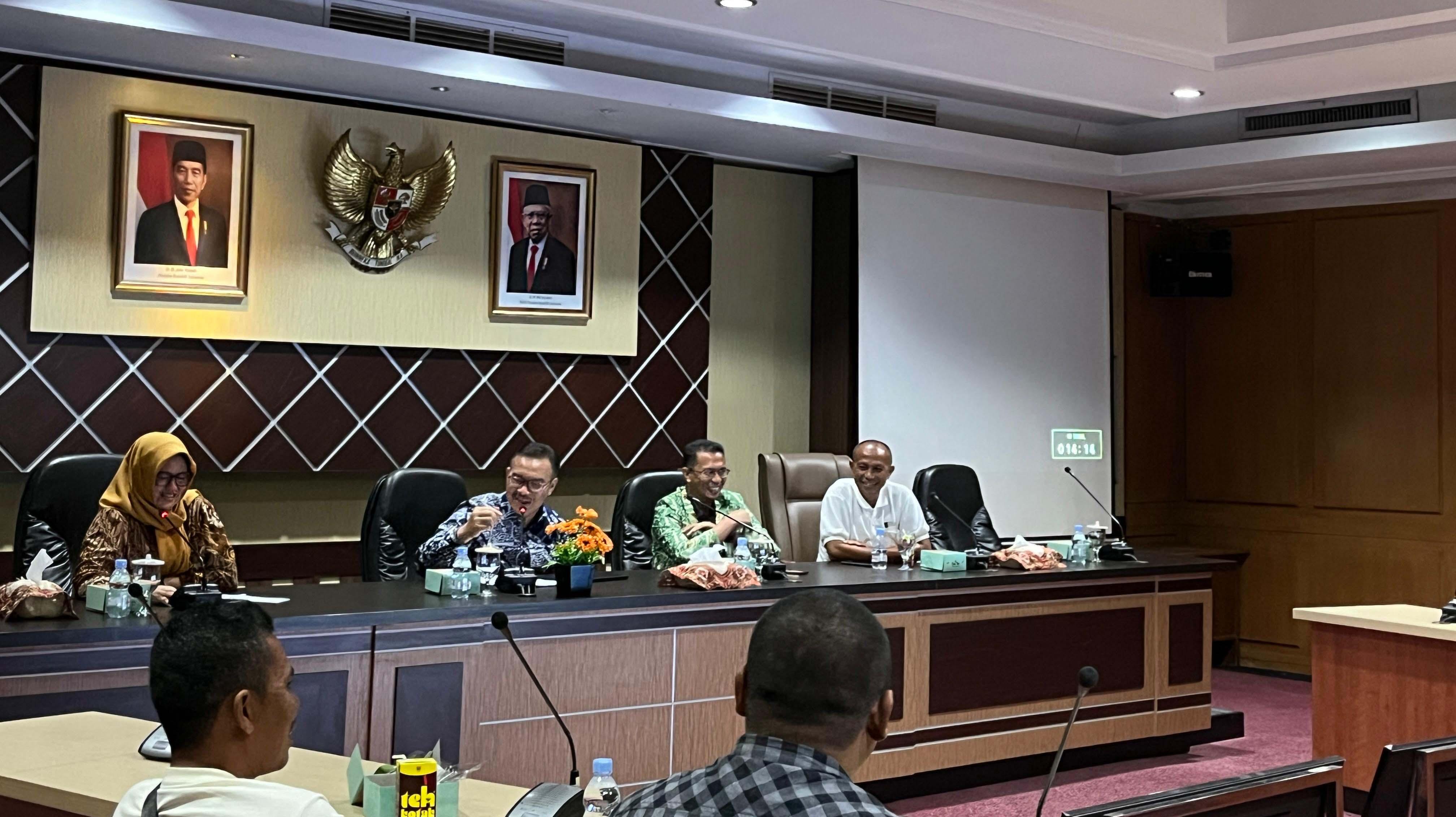 Kepala Badan Kependudukan dan Keluarga Berencana Nasional (BKKBN), dokter Hasto, menerima audiensi dari Pemerintah Desa atau Gampong Kecamatan Syamtalira Bayu, Kabupaten Aceh Utara, Jum’at (12/7/2024), di Ruang Serbaguna Kantor BKKBN, Jakarta.