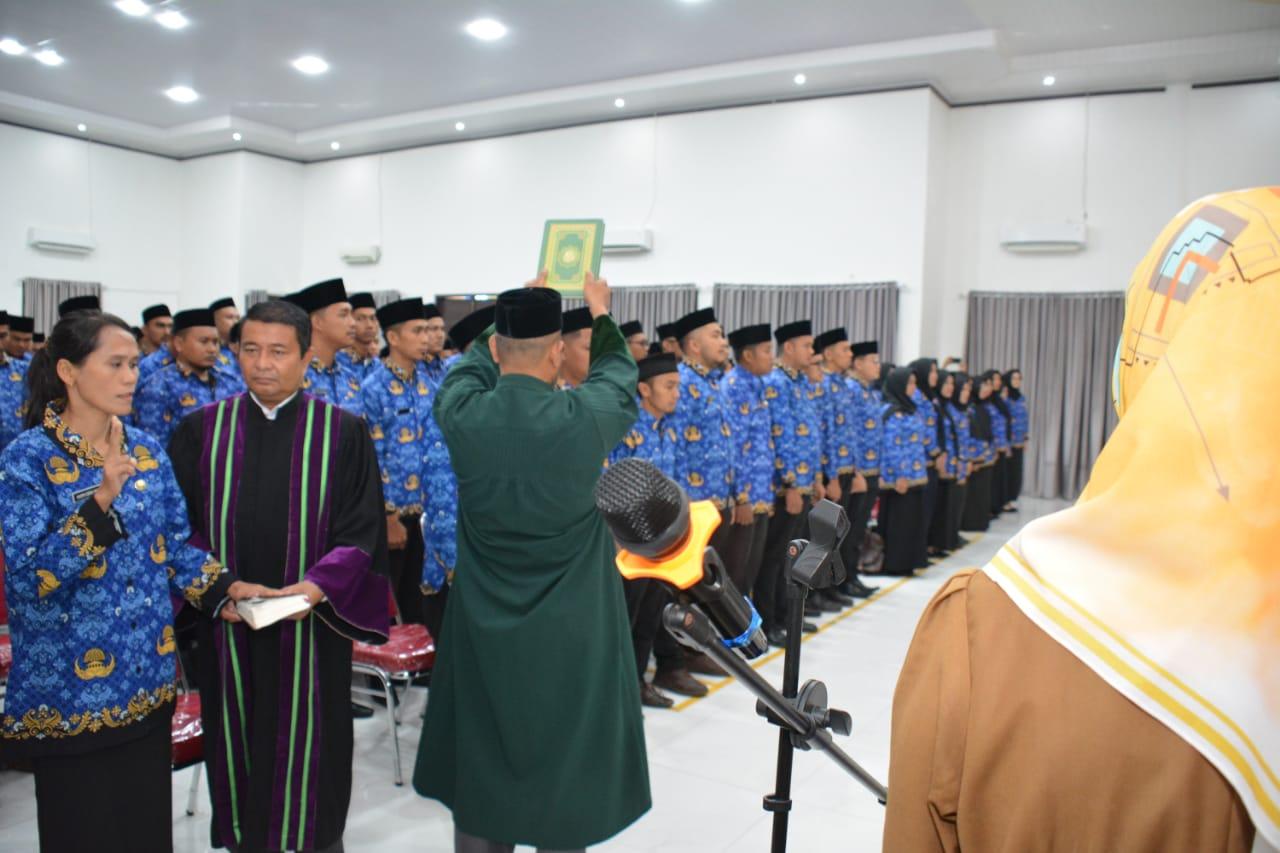 Sebanyak 269 Pegawai Pemerintah dengan Perjanjian Kerja (PPPK) dilantik dan diambil sumpah janjinya oleh Kepala Perwakilan BKKBN Aceh, Safrina Salim, SKM, M.Kes,di ruang Arafah Asrama Haji, Senin pagi (2/10/2023)