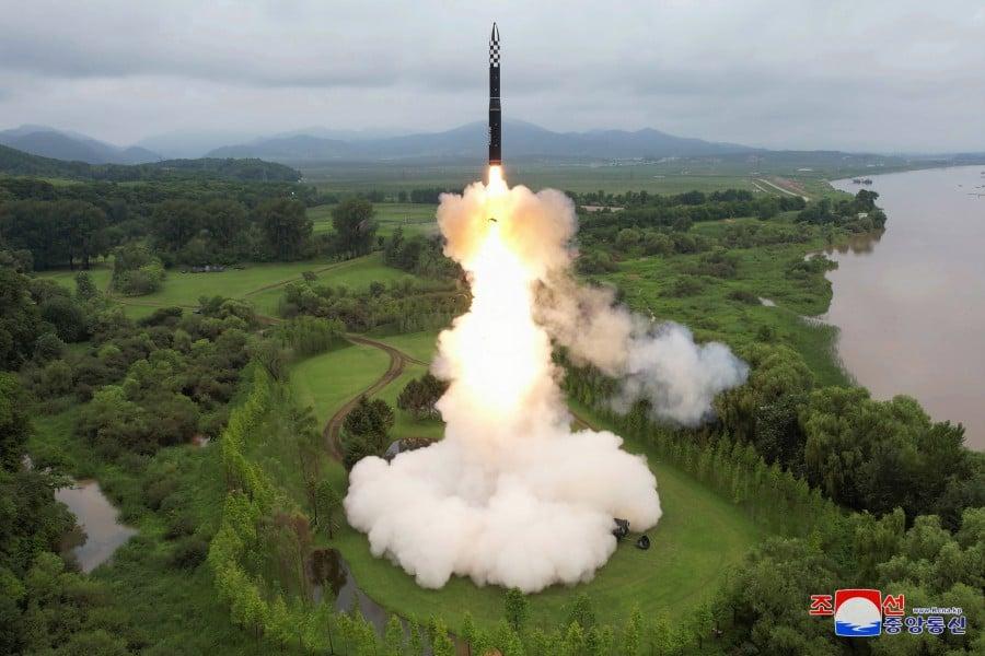 detik-detik rudal ICBM Hwasong-18 ini diluncurkan dari sebuah wilayah pinggiran hutan yang tertata rapi.