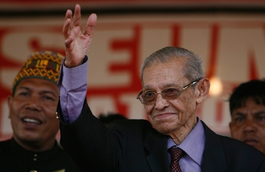 Tgk Hasan Muhammad Di Tiro atau Hasan Tiro menyapa massa yang memadati Alun-alun Kota Sigli, Pidie, Selasa (14/10/2008).