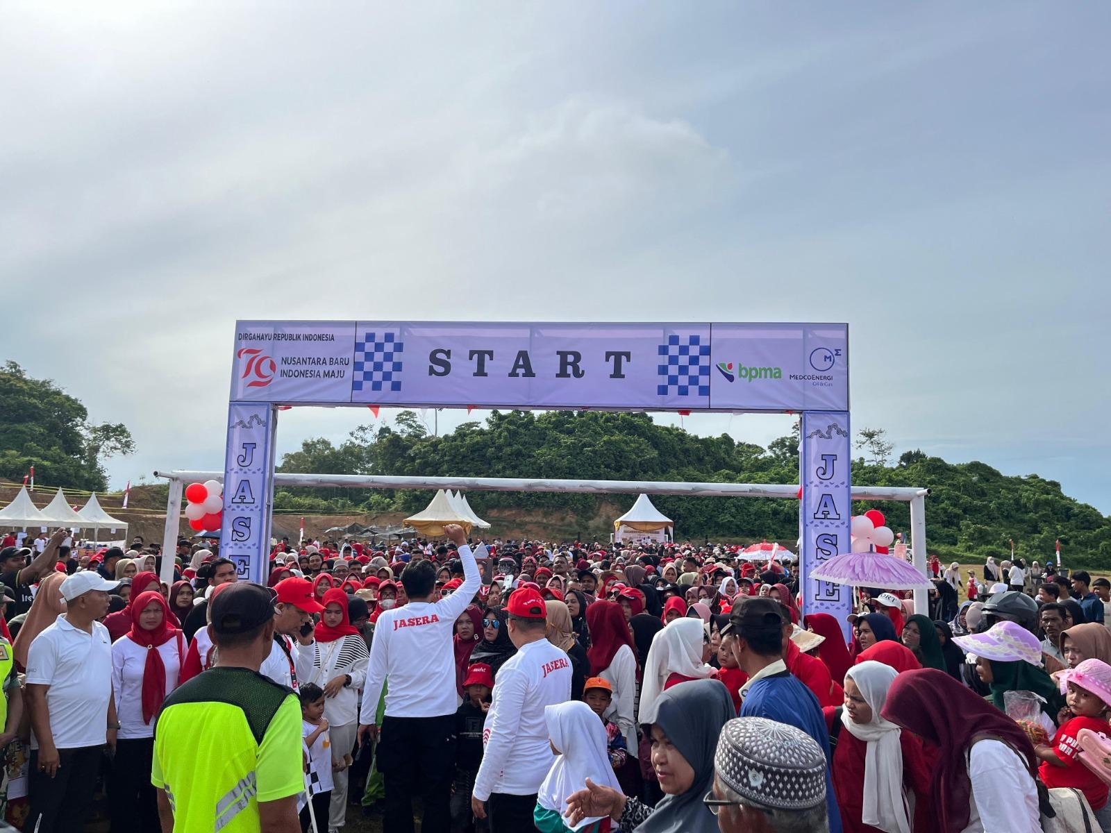LEPAS PESERTA - Manager Field Relations & Security Block A Medco E&P Malaka, Hendarsyah dan Manager Operations Block A, Israr Saputra melepas peserta jalan sehat di Lapangan Blang Nisam, Kecamatan Indra Makmur, Aceh Timur, Minggu (26/8/2024)