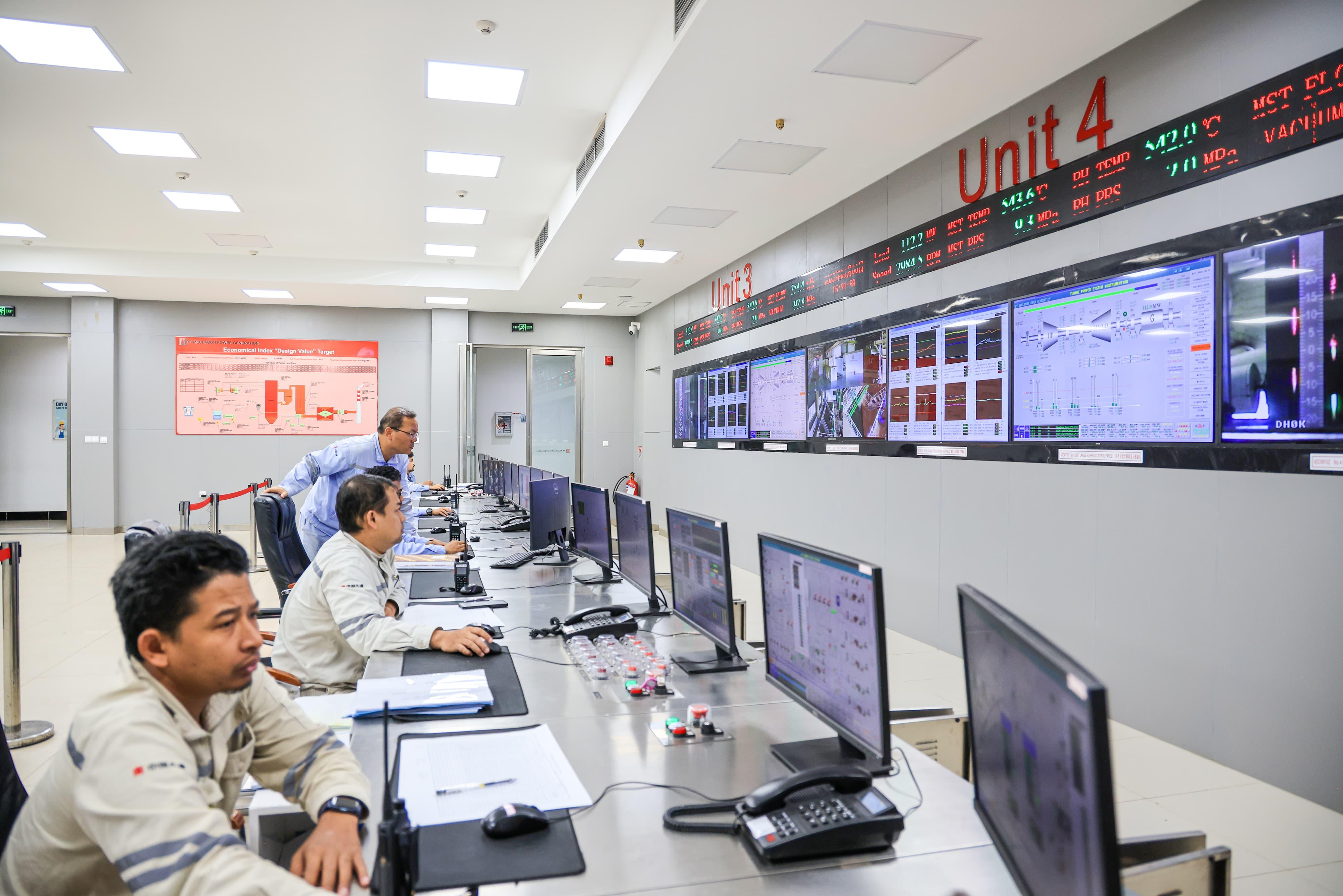 Karyawan PT Meulaboh Power Generation (MPG) memantau tampilan monitor yang menampilkan siklus kerja kebutuhan listrik di ruang Central Control Room (CCR), Senin (21/4/2025). Pemantauan ini merupakan bagian dari upaya MPG menjaga keandalan pasokan energi dari PLTU 3 & 4 Nagan Raya.