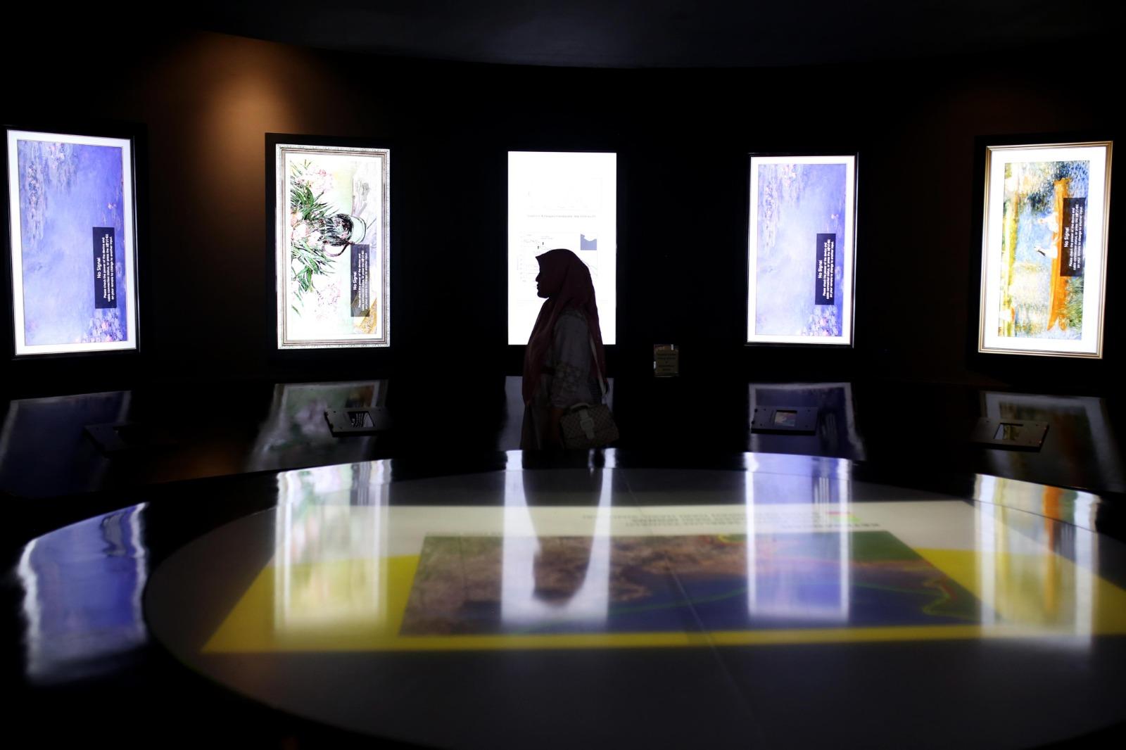 JELAJAHI RUANGAN - Para pengunjung saat mengunjungi salah satu ruangan di Museum Tsunami Aceh, Rabu (29/11/2023).