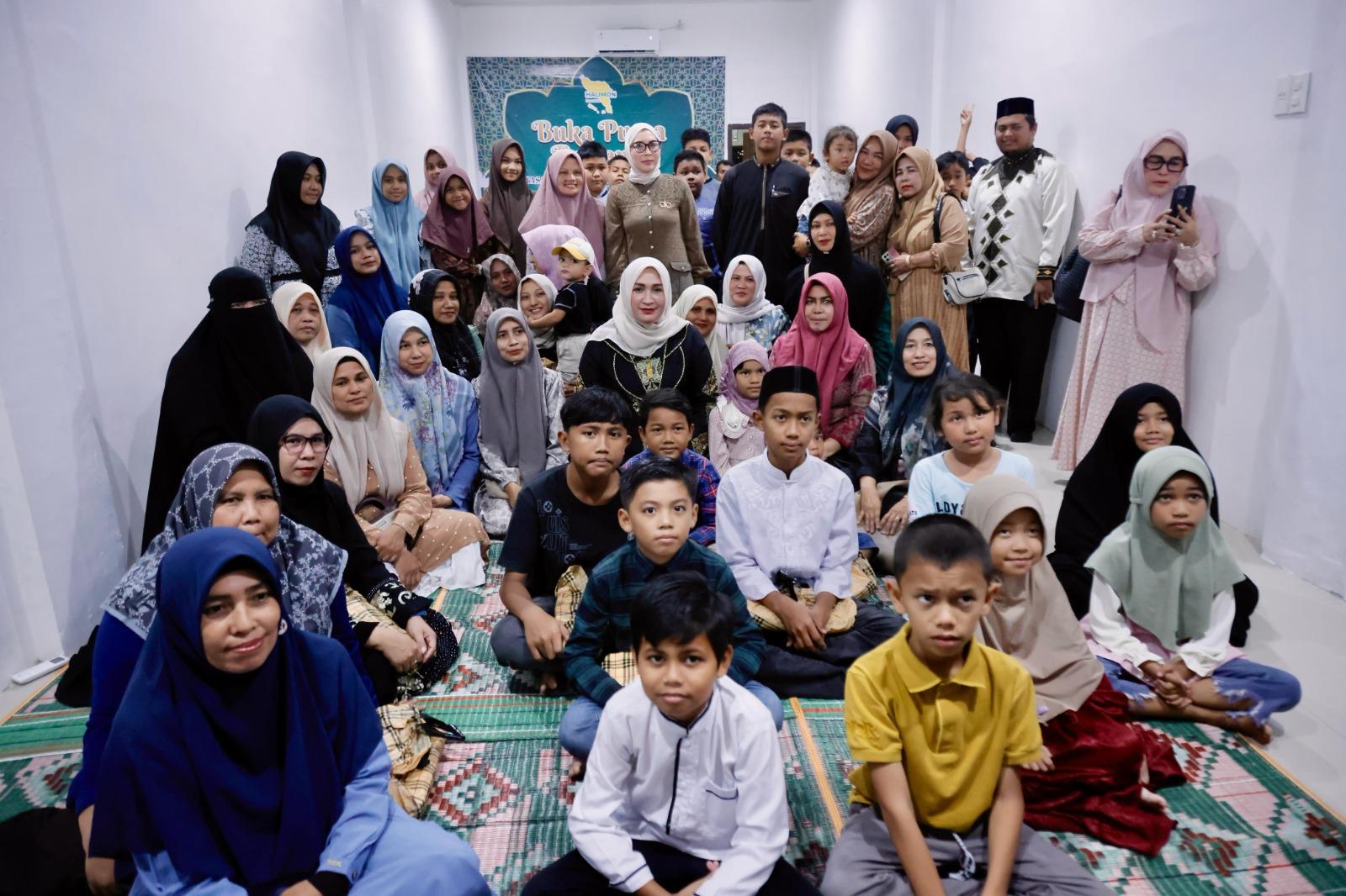 Foto Bersama anak anak yatim dan fakir miskin di Yayasan Halimoen Al Asyi, Lampaseh, Banda Aceh, Kamis (13/3/2025).