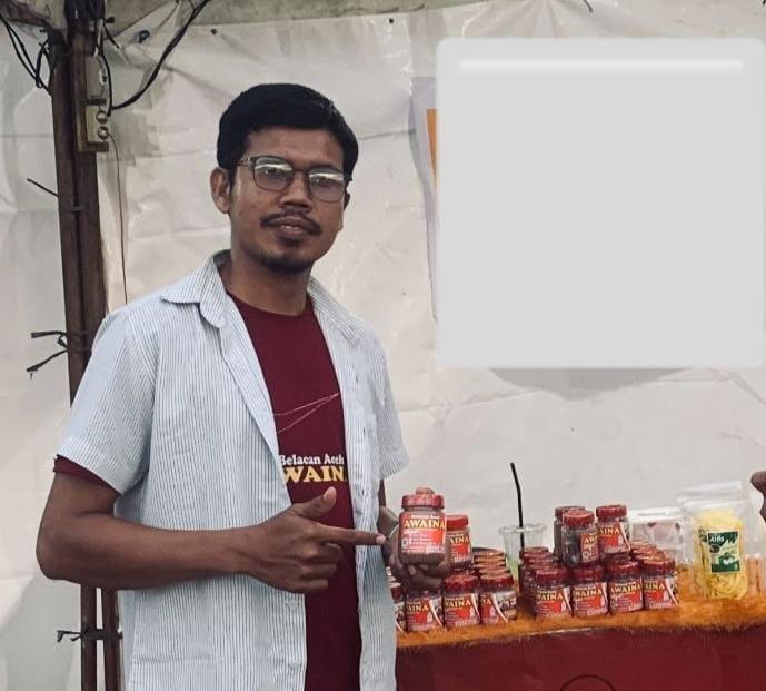 Owner Terasi Awaina, Jafaruddin saat memegang produk usahanya.