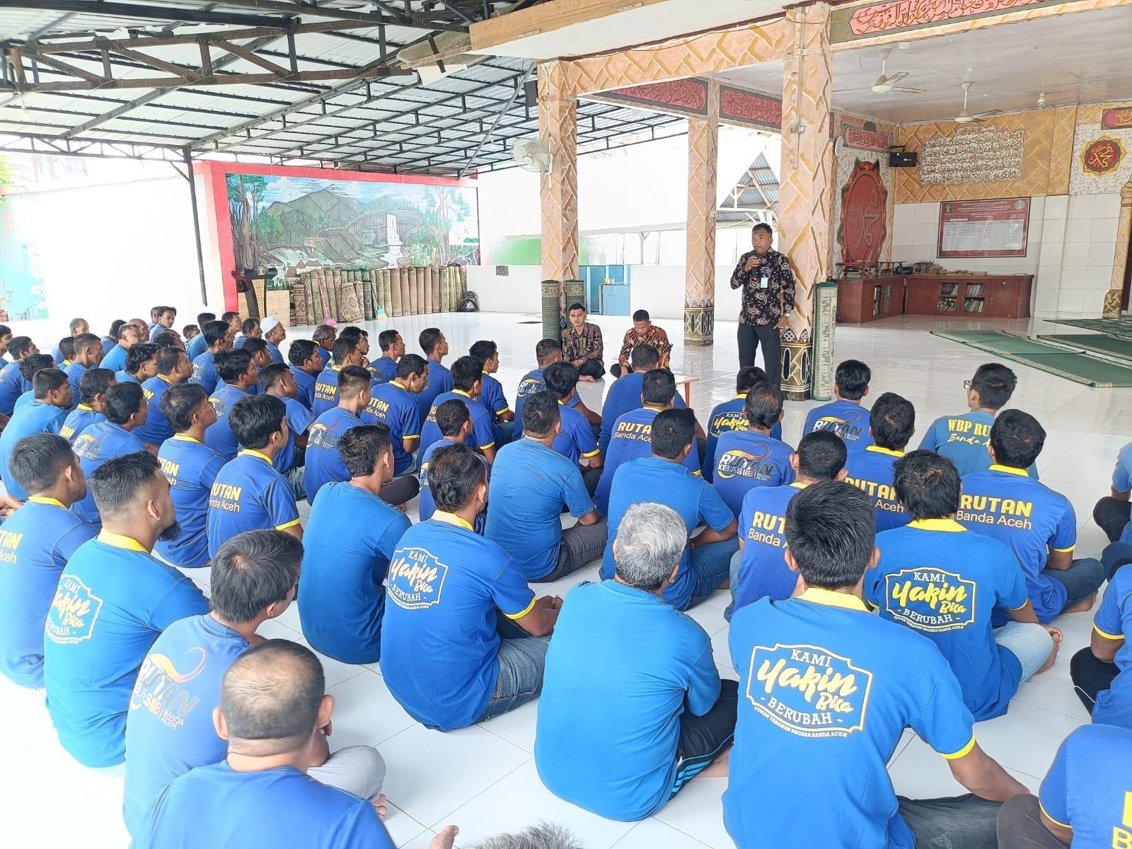 Karutan Kelas IIB Banda Aceh, Baharuddin, melakukan sosialisasi tentang persiapan rehabilitasi medik dan bahaya pengunaan narkoba kepada warga binaan, pada Sabtu (1/2/2025) pagi.