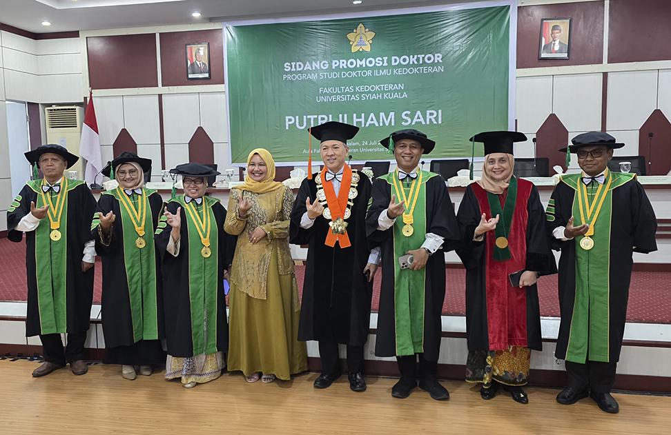 FOTO BERSAMA Dr dr Putri Ilham Sari MARS (empat kiri) melakukan foto bersama usai sidang terbuka dengan para penguji dalam sidang Promosi Doktor Program Studi Ilmu Kedokteran Fakultas Kedokteran USK Banda Aceh, Kamis (24/7/2025).