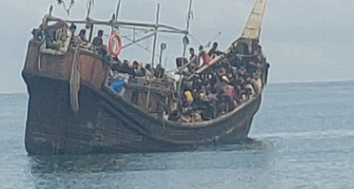 Boat diduga berisi warga etnis Rohingya di kawasan Pantai Kuala Pawon, Kecamatan Jangka, Kabupaten Bireuen, Kamis (16/11/2023) pagi. Sementara itu warga setempat sudah berkumpul di pinggir pantai tersebut untuk menolak kedatangan mereka
