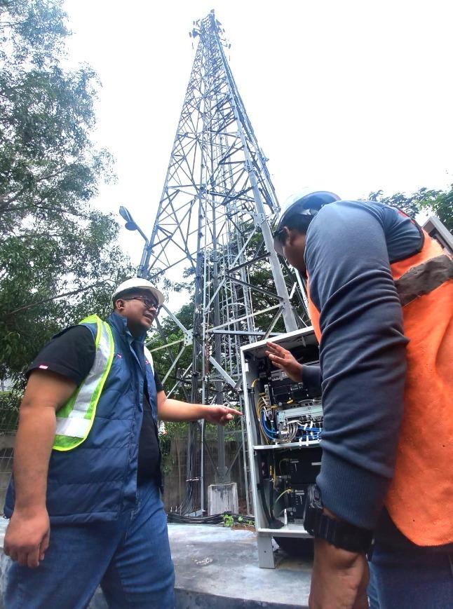 Head Sales XL Axiata W-Northern Sumatra 2 & 3, Bertrand Samuel Sinabariba (kiri), bersama teknisi XL Axiata saat meninjau lokasi BTS di sekitar Stadion H. Dimurthala, Kota Baru, Banda Aceh, Rabu, (28/8). XL Axiata telah menyiapkan jaringan berkualitas guna mensukseskan Pekan Olahraaga Nasional (PON) XXI 2024 di Aceh dan Sumut pada 9 – 20 September 2024. XL Axiata telah mempersiapkan jaringan berkualitas di tempat pelaksanaan semua cabang olahraga.