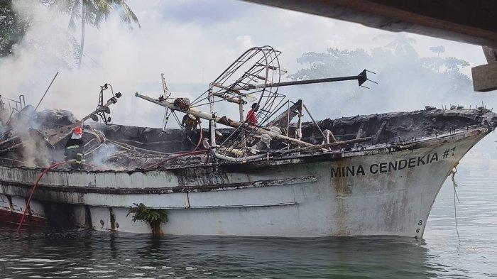 AMBON: Para petugas kebakaran yang berusaha memadamkan api Mina Cendekia di Desa Poka, Kota Ambon, Kamis (10/08/2023).