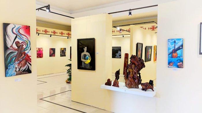 AMBON: Seni Lukis dan pahatan kayu hiasi gedung Galeri Lia-lia, Taman Budaya, Karang Panjang, Kecamatan Sirimau, Kota Ambon, Kamis (10/8/2023).
