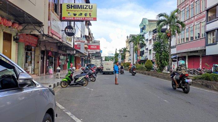 AMBON: Puluhan kendaraan roda dua parkir di sepanjang jalan Ay Patty, Kecamatan Sirimau, Kota Ambon, Rabu (10/1/2024)