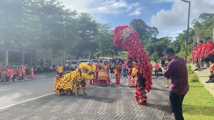 IMLEK: Atraksi barongsai saat perayaan Tahun Baru Imlek di Sekolah Citra Kasih Citraland Ambon, Selasa (13/2/2024).