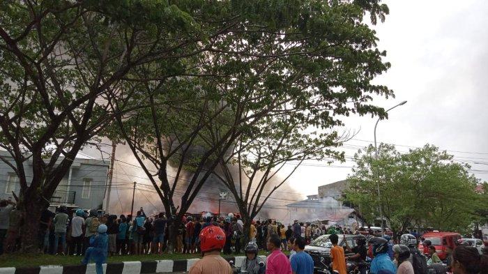 KEBAKARAN: Kebakaran terjadi di kawasan Bundaran Poka, Jalan Dr. J. Leimena, Poka, Kecamatan Teluk Ambon, Kota Ambon, Rabu (13/3/2024).