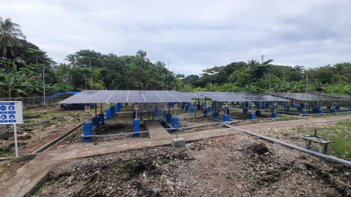 Pembangkit Listrik Tenaga Surya (PLTS) Pulau Tiga di Dusun Nusa Ela, Desa Ureng, Kecamatan Leihitu, Kabupaten Maluku Tengah, Senin (13/5/2024).