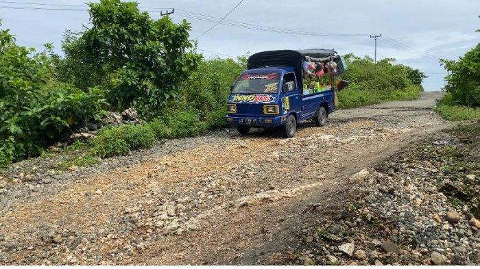 INFRASTRUKTUR JALAN: Mobil jualan perabotan rumah sedang melintasi jalan yang rusak, di Dusun Oli, Negeri Hitu.