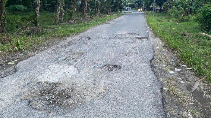 Kondisi jalan rusak yang dapat membahayakan pengendara, Selasa (16/4/2024).
