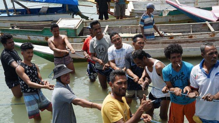 LISTRIK DESAUpaya Petugas PLN bersama masyarakat mengangkut infrastruktur kelistrikan.