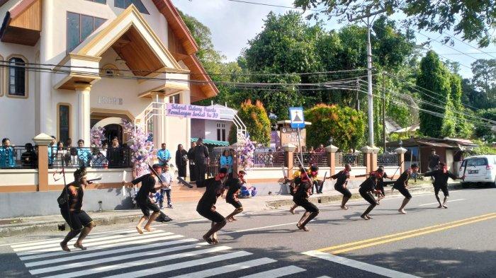 AMBON: Peserta sidang disambut tarian Cakalele di depan Gereja Irene, Hative Besar, Kota Ambon, Minggu (18/2/2024).