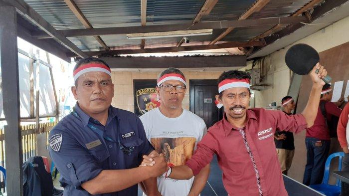 AGUSTUSAN: Imanuel A. Souhaly dan Bachtiar Heluth usai bertanding Tenis Meja kelas II