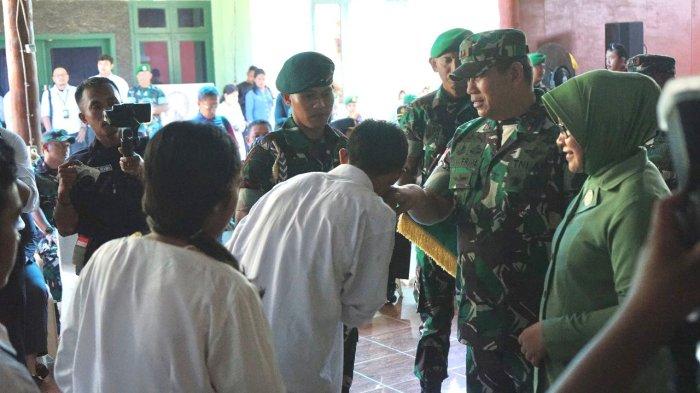 Panglima Komando Daerah Militer (Pangdam) XVI/Pattimura, Mayjen TNI Syafrial saat menyerahkan bantuan kepada keluarga balita stunting di Tobelo.
