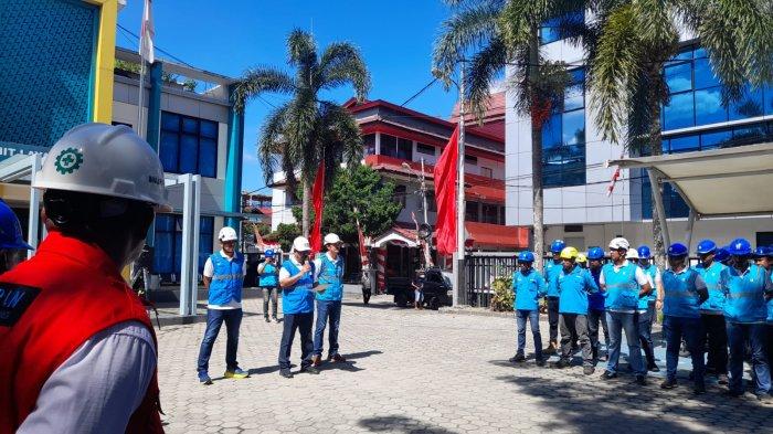NATARU: General Manager PLN UIW MMU, Awat Tuhuloula saat memimpin apel siaga kelistrikan di pelataran kantor Unit Layanan Pelanggan (ULP) Ambon Kota, Rabu (20/12/2023).